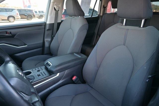 2023 Toyota Highlander LE - Photo 16