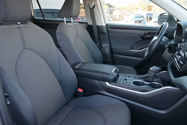 2023 Toyota Highlander LE - Photo 25