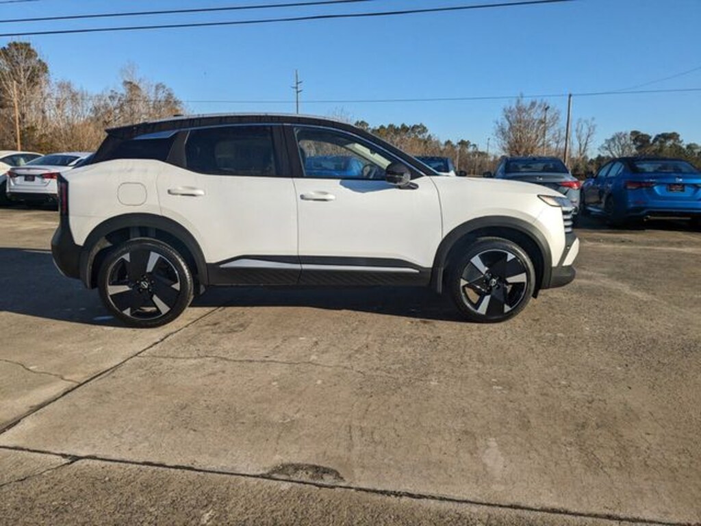 New 2025 Nissan Kicks SR SUV