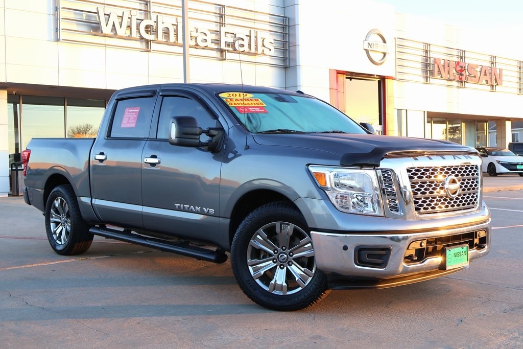 2019 Nissan Titan SV's photo