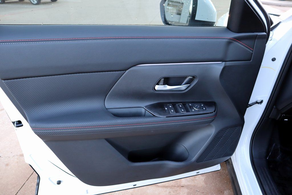 2025 Nissan Kicks SR - Photo 12