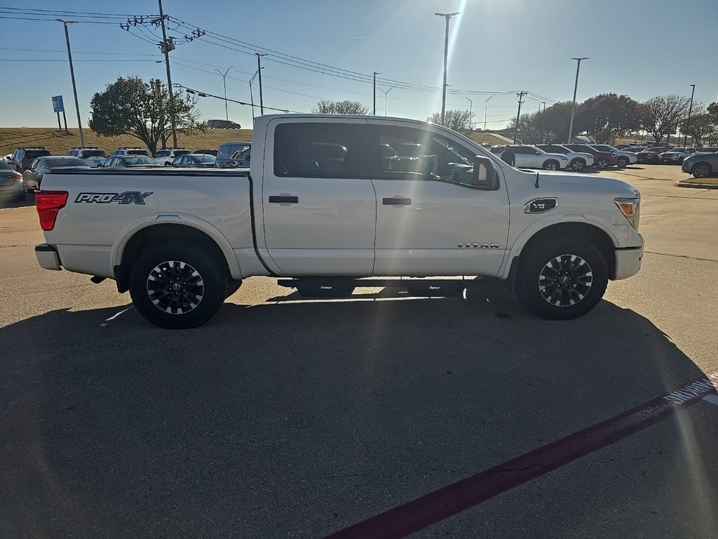 2017 Nissan Titan PRO-4X photo 4
