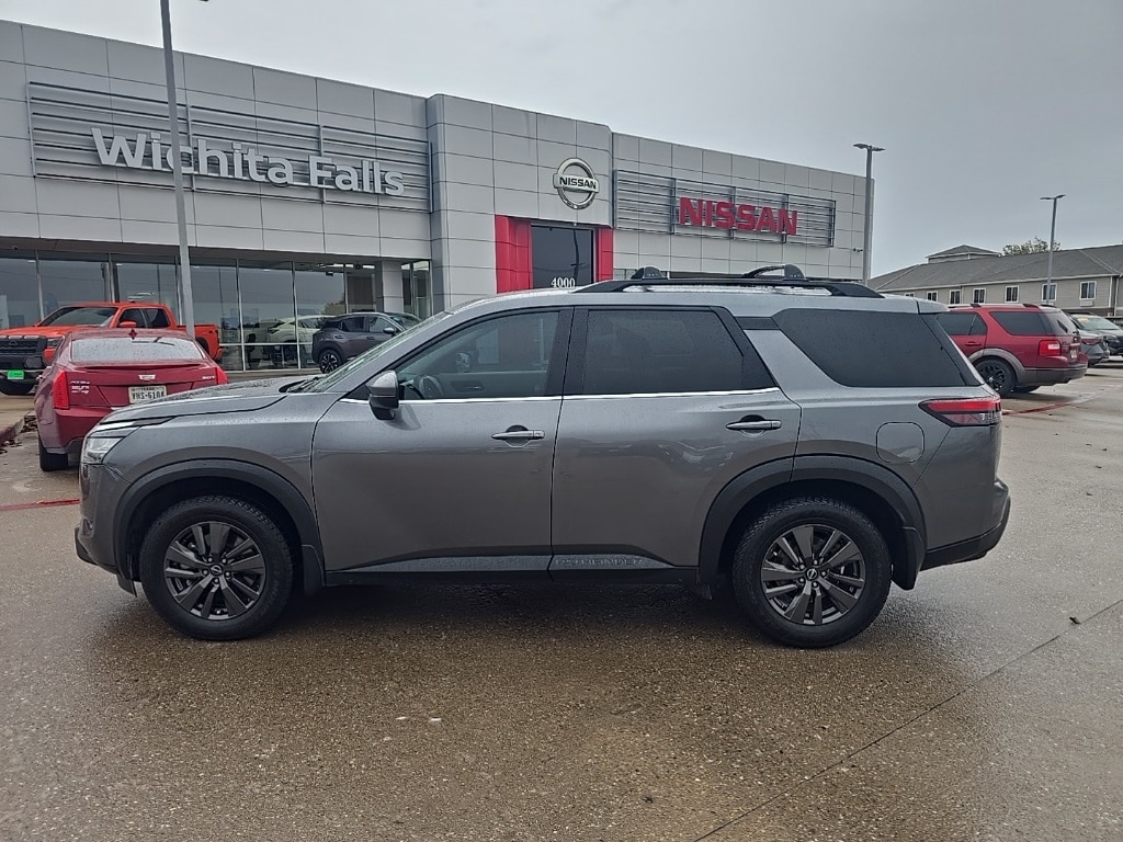 2022 Nissan Pathfinder SV photo 2