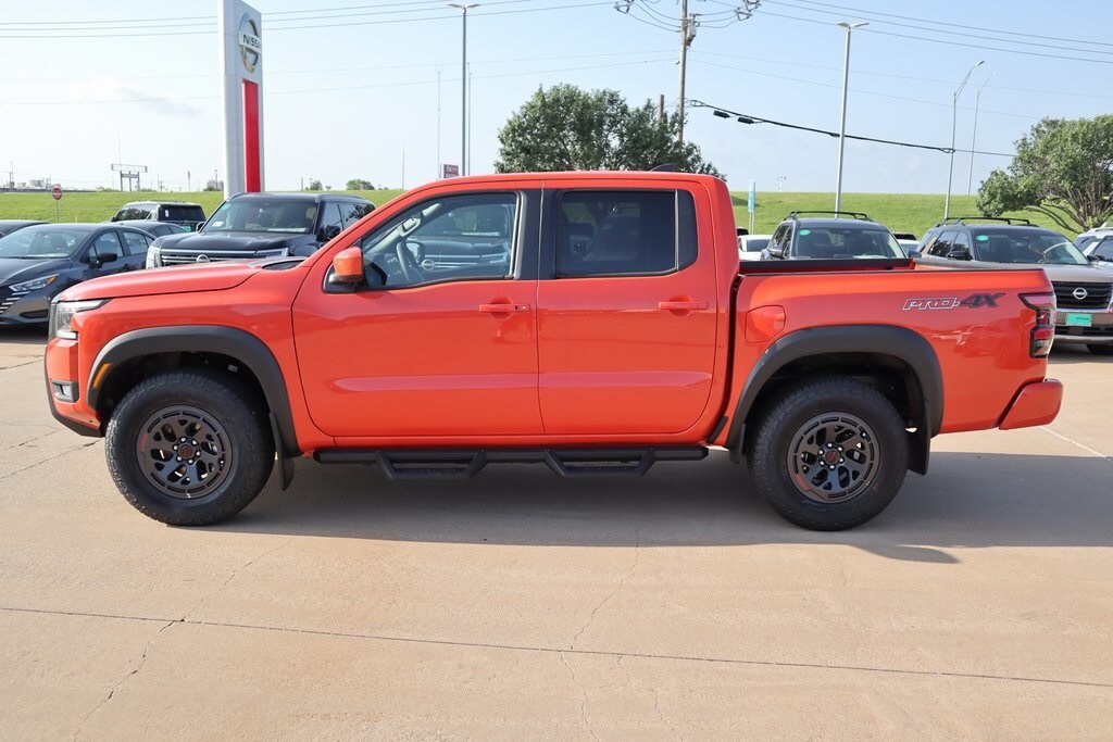 2025 Nissan Frontier PRO-4X photo 2