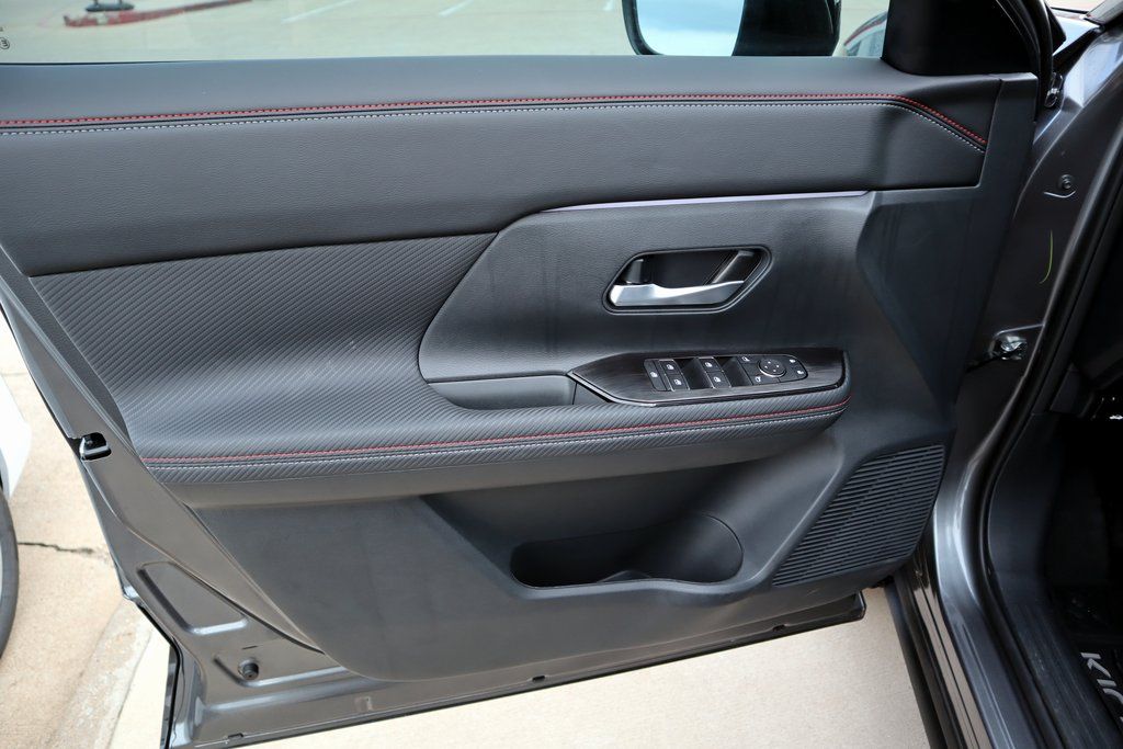 2025 Nissan Kicks SR - Photo 12