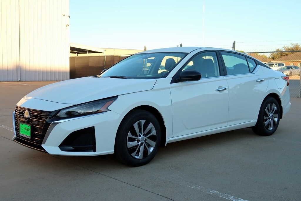 2025 Nissan Altima S photo 3