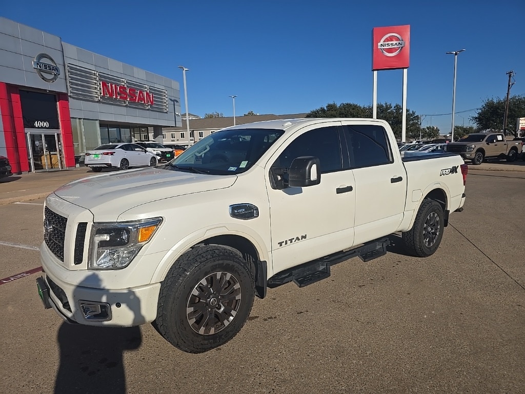 2017 Nissan Titan PRO-4X's photo