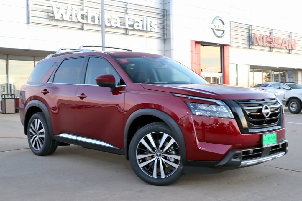 2025 Nissan Pathfinder Platinum's photo