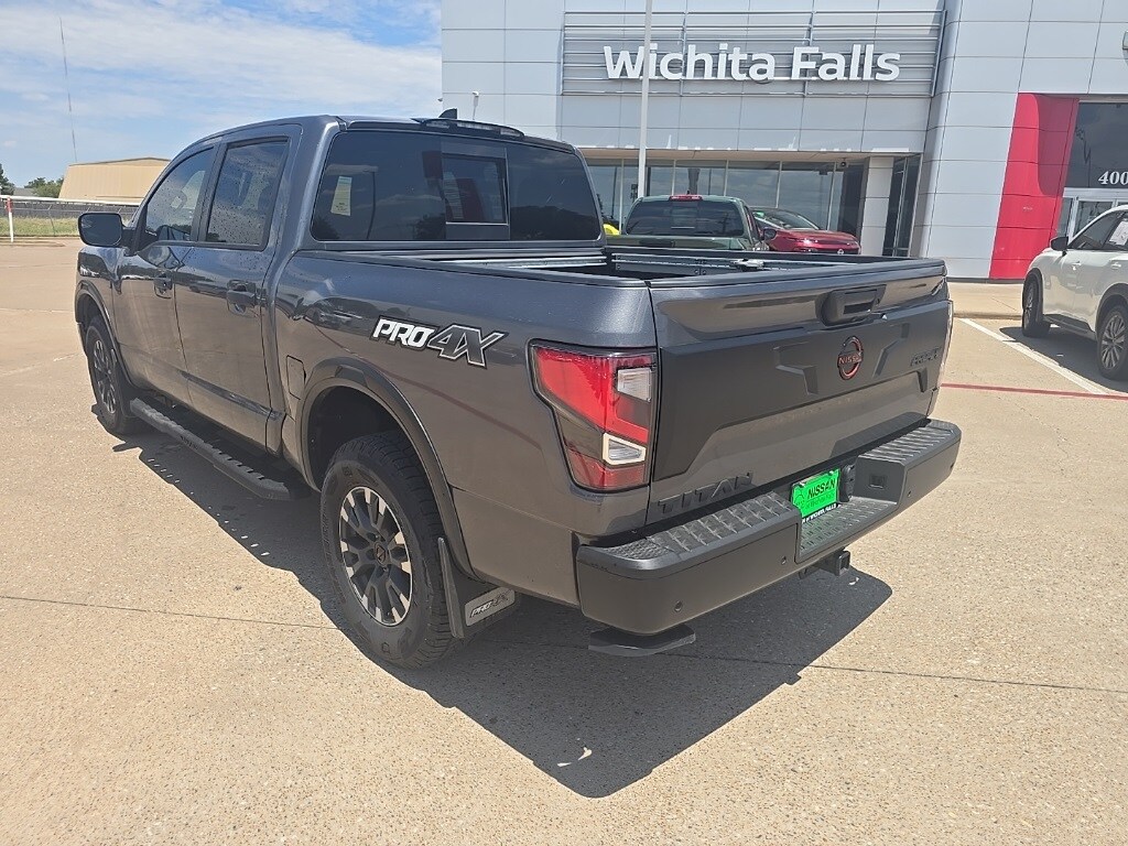 2024 Nissan Titan PRO-4X photo 3