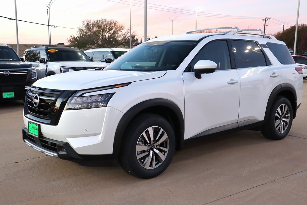 2025 Nissan Pathfinder SL photo 3