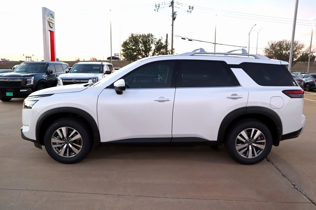 2025 Nissan Pathfinder SL photo 2