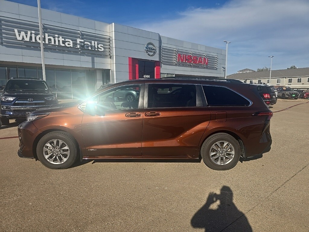 2021 Toyota Sienna LE photo 2