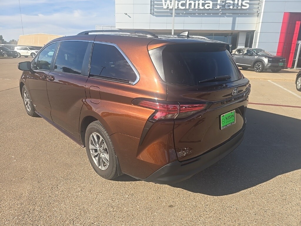 2021 Toyota Sienna LE photo 3