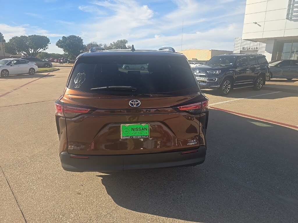 2021 Toyota Sienna LE photo 4