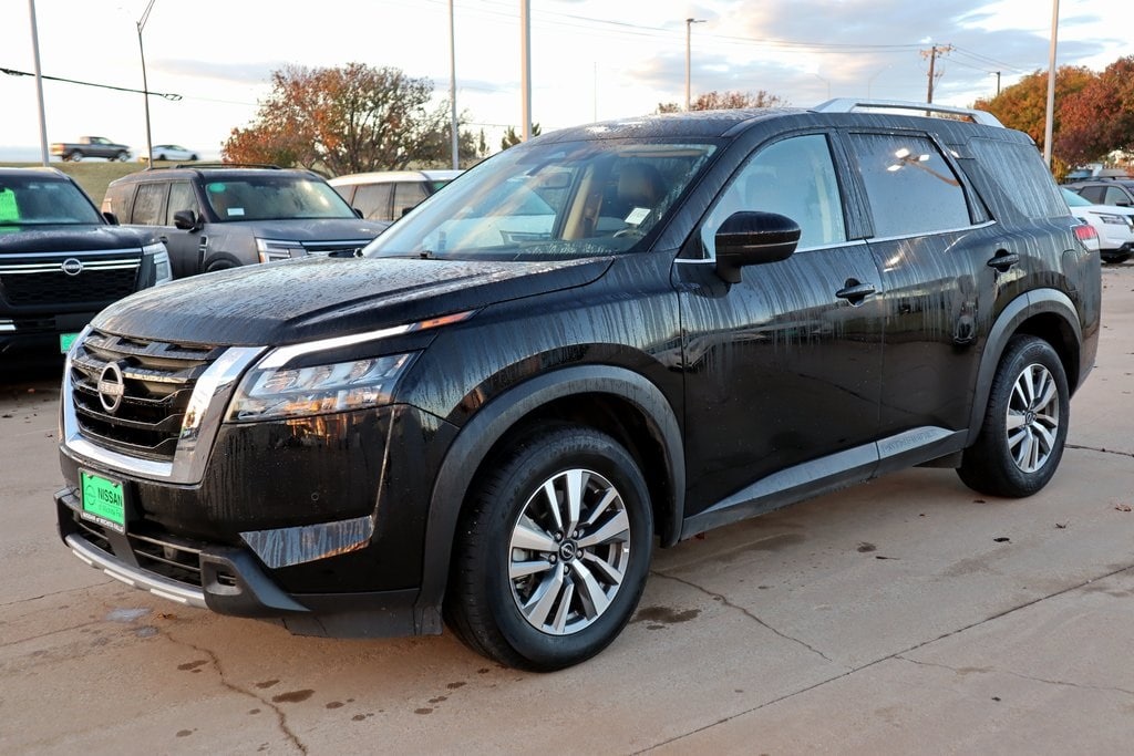 2025 Nissan Pathfinder SL photo 2