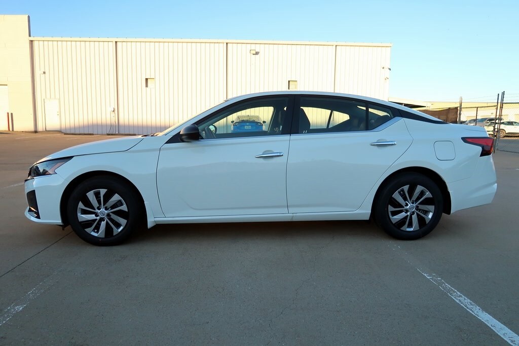2025 Nissan Altima S photo 2