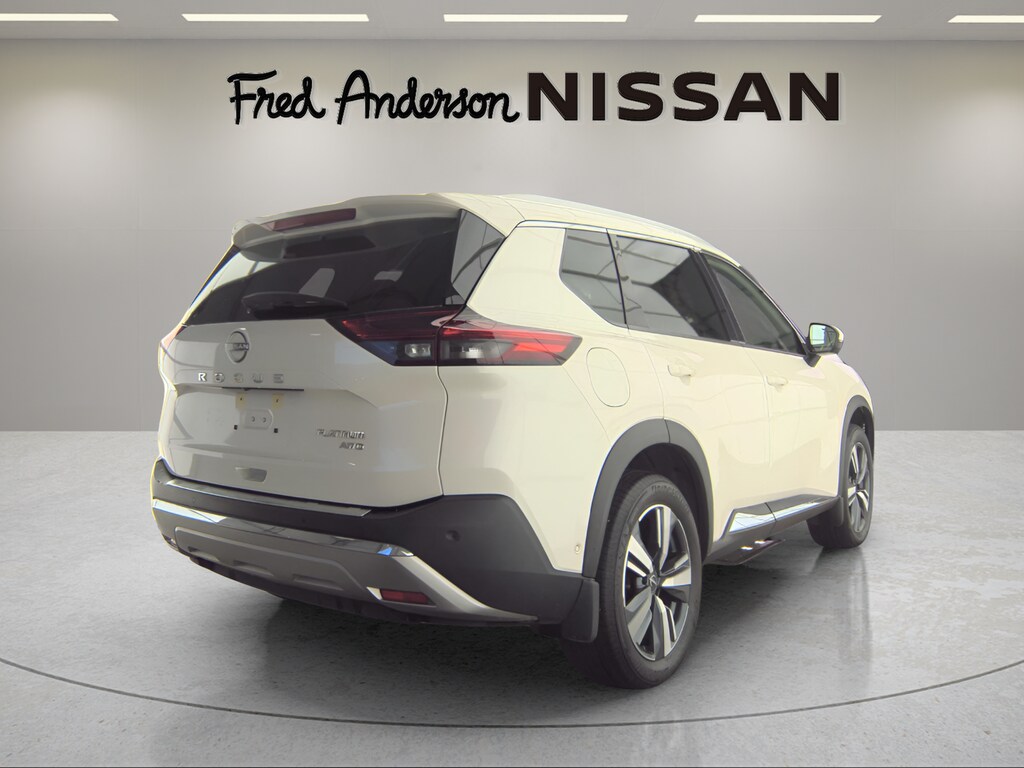 2023 Nissan Rogue Platinum photo 3