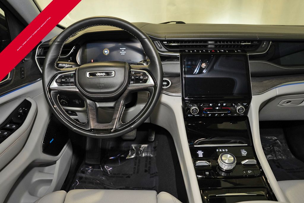 2023 Jeep Grand Cherokee Overland photo 2