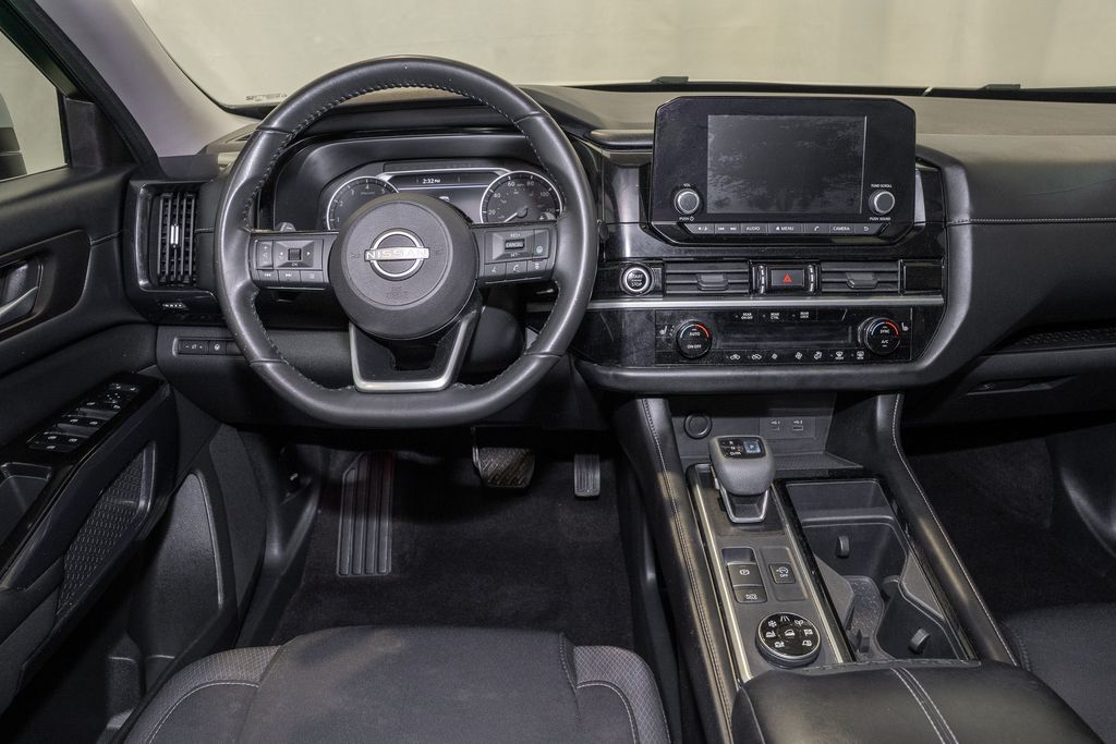 2022 Nissan Pathfinder SV photo 2