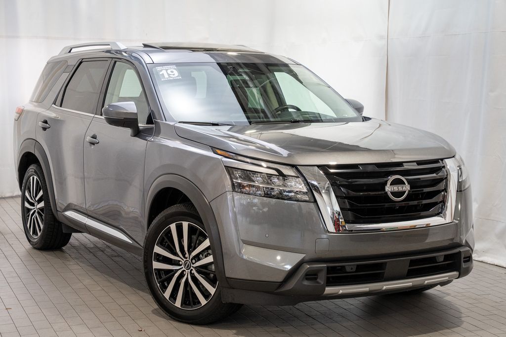 2023 Nissan Pathfinder Platinum's photo