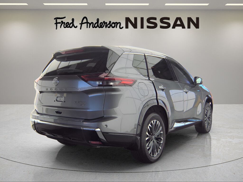2024 Nissan Rogue Platinum photo 2