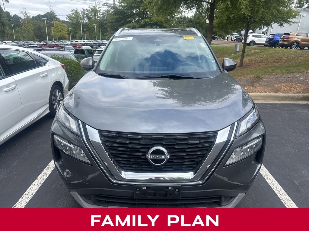 2022 Nissan Rogue SV photo 2