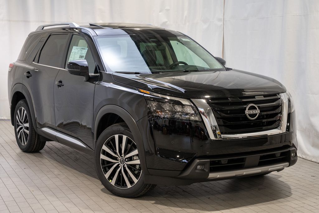 2025 Nissan Pathfinder Platinum's photo