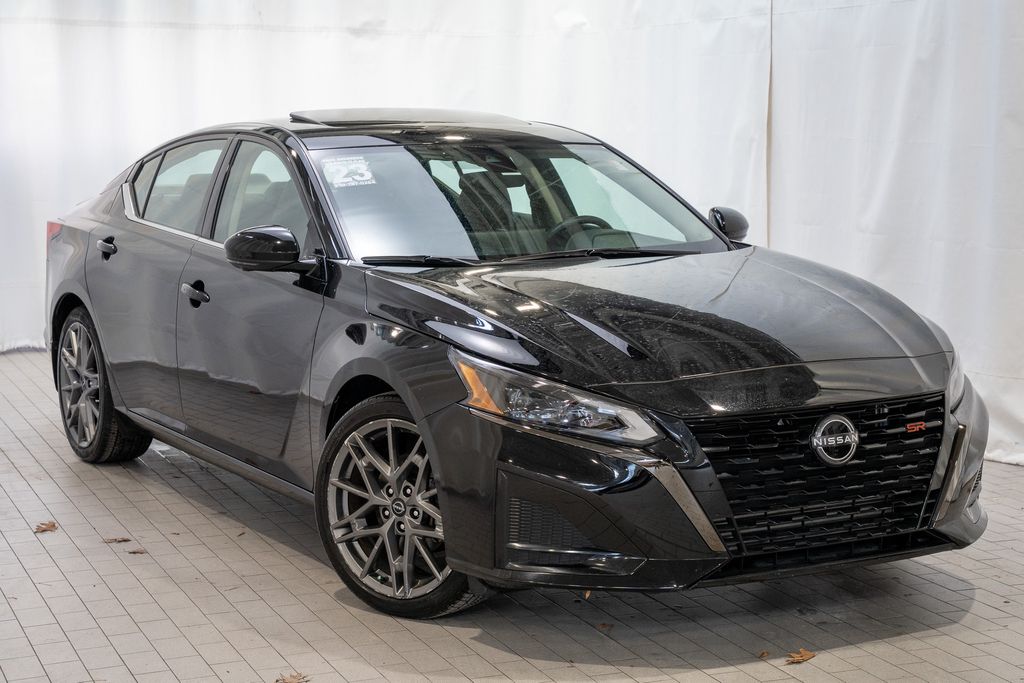 2023 Nissan Altima SR's photo