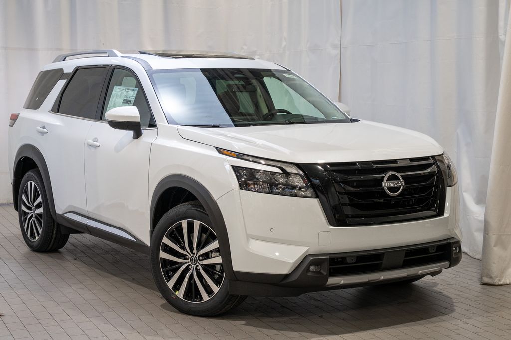 2025 Nissan Pathfinder Platinum's photo