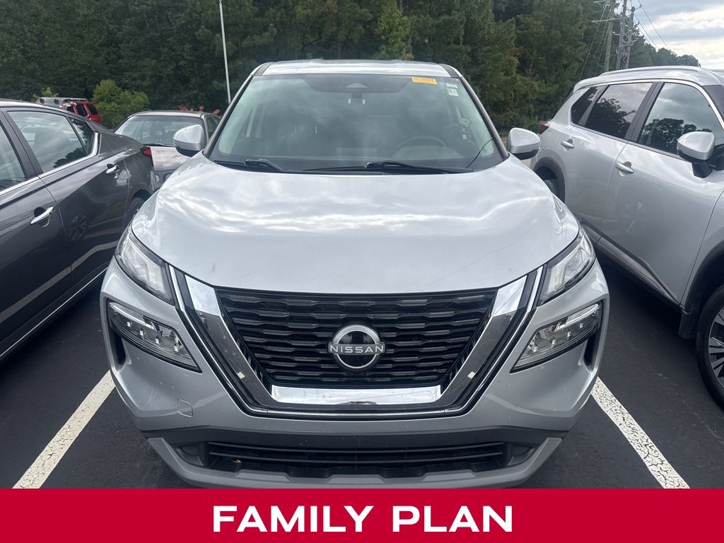2022 Nissan Rogue SV photo 2