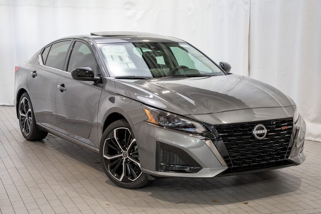 2025 Nissan Altima SR's photo