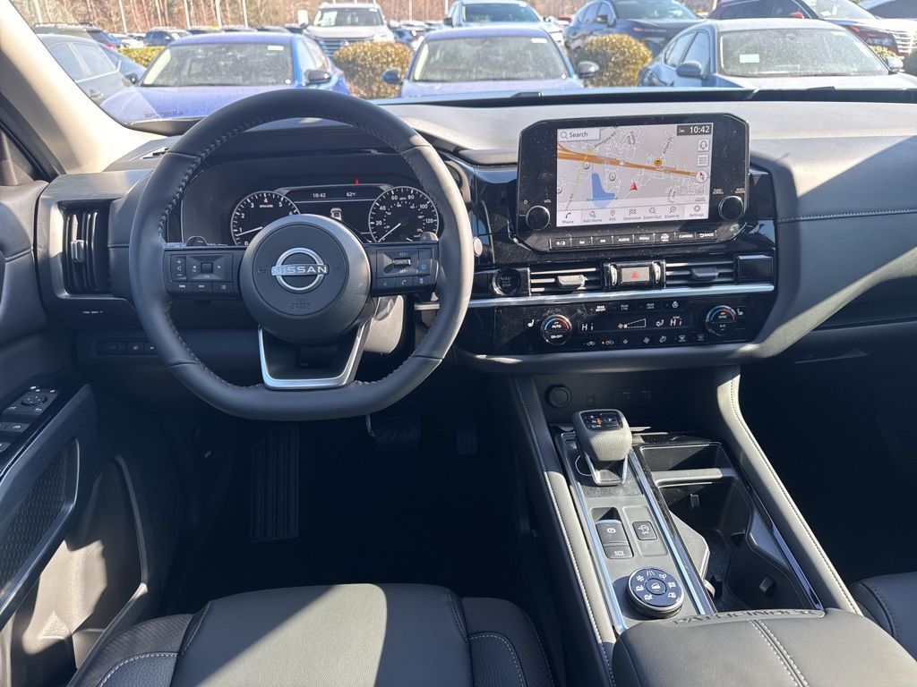 2025 Nissan Pathfinder SL photo 2