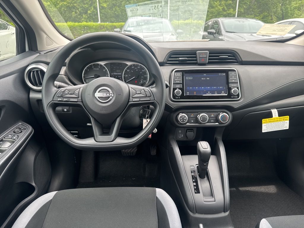2025 Nissan Versa 1.6 S photo 2