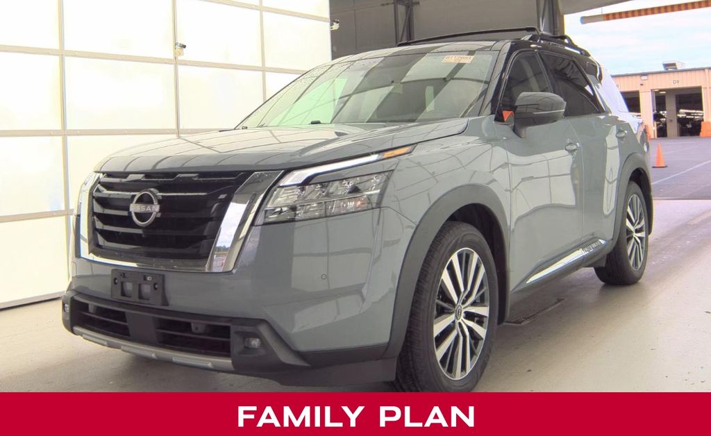 2022 Nissan Pathfinder Platinum photo 2