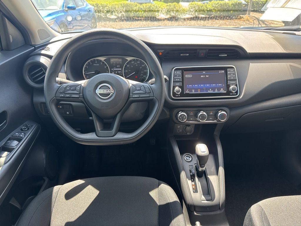 2025 Nissan Kicks Play S photo 2