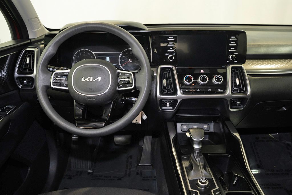 2023 Kia Sorento LX photo 2