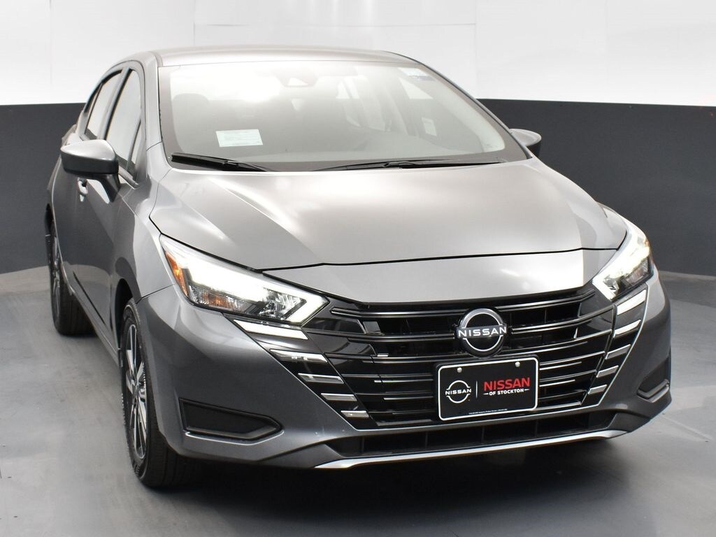 2025 Nissan Versa 1.6 SV photo 2