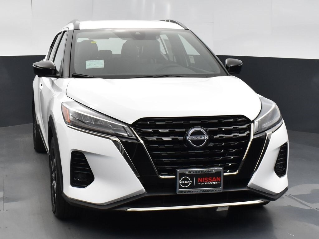 2023 Nissan Kicks SR photo 2