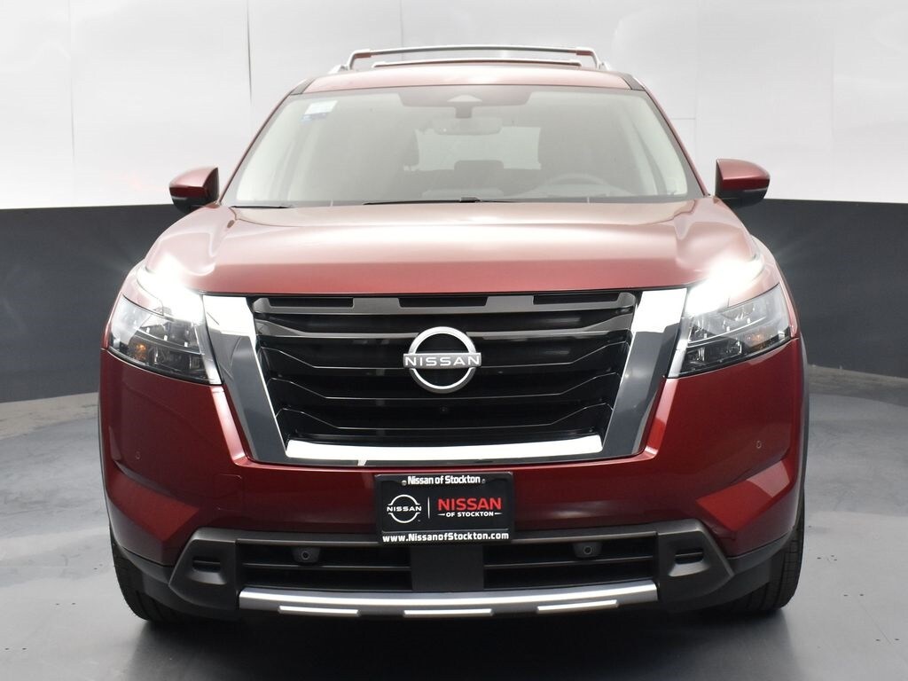 2025 Nissan Pathfinder Platinum photo 2
