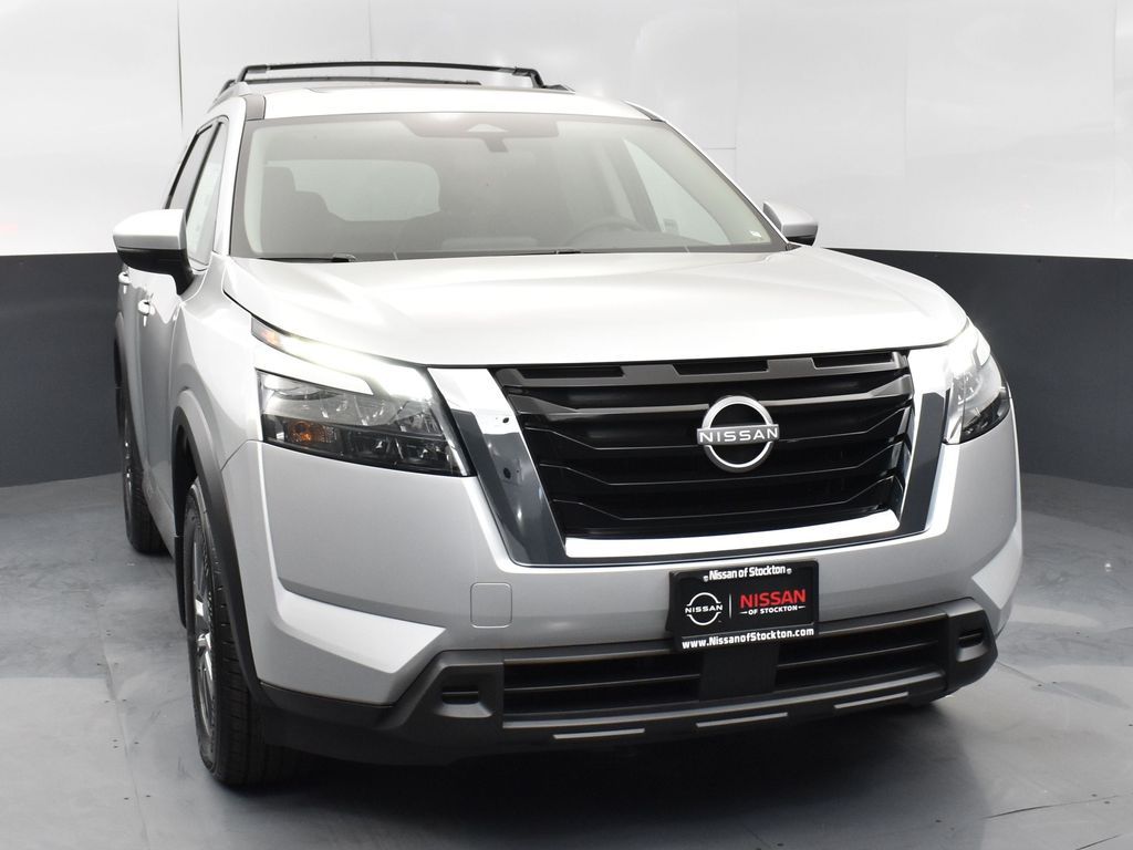 2025 Nissan Pathfinder SV photo 2