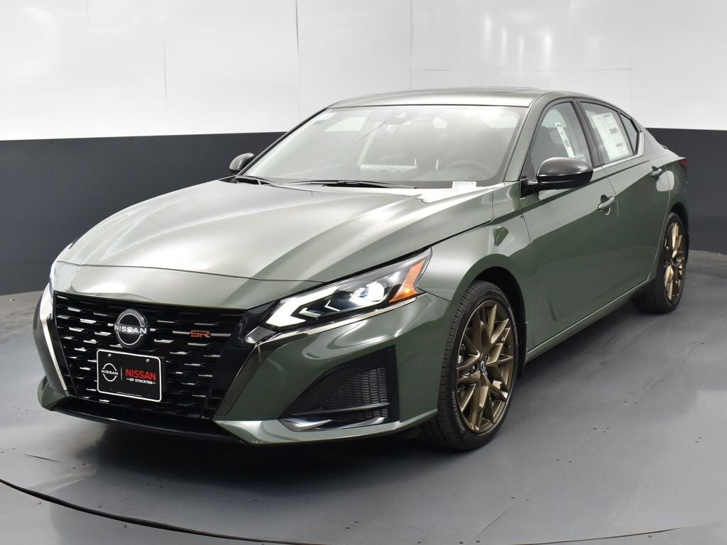2025 Nissan Altima SR photo 3