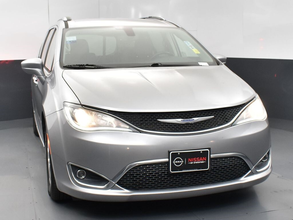 2020 Chrysler Pacifica Touring L photo 2