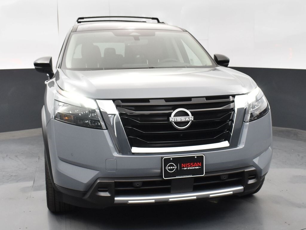 2025 Nissan Pathfinder Platinum photo 3