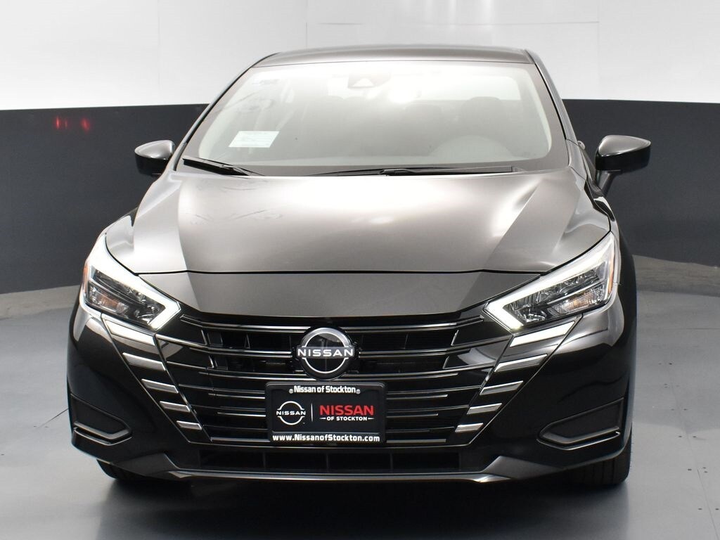 2025 Nissan Versa 1.6 SV photo 2