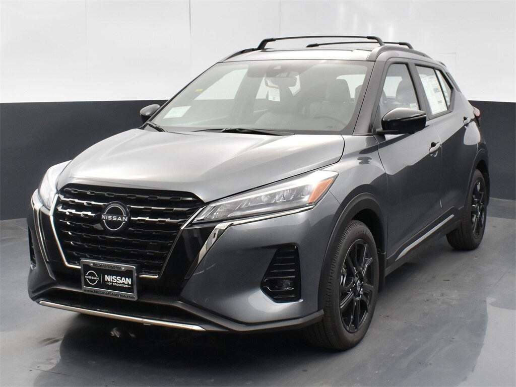 2023 Nissan Kicks SR photo 3