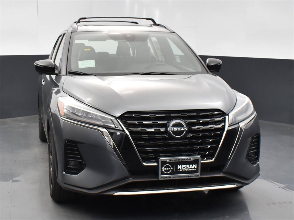 2023 Nissan Kicks SR photo 2