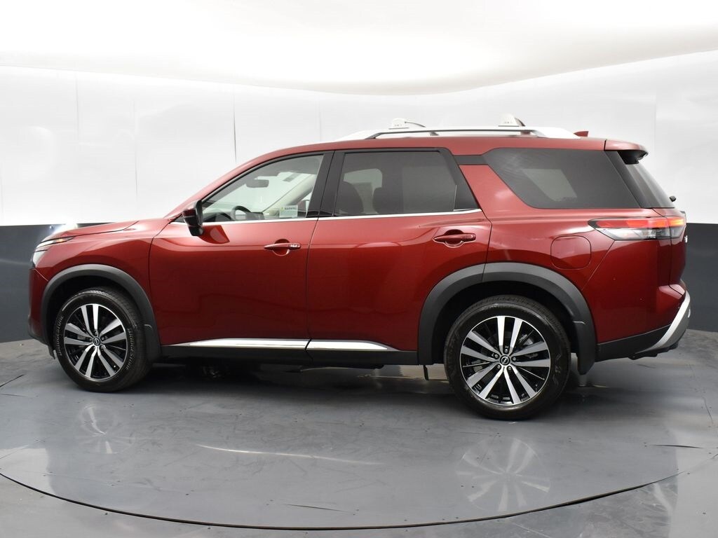 2025 Nissan Pathfinder Platinum photo 3