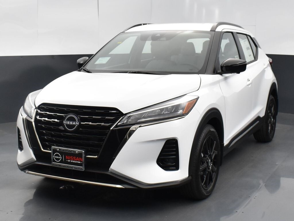 2023 Nissan Kicks SR photo 3