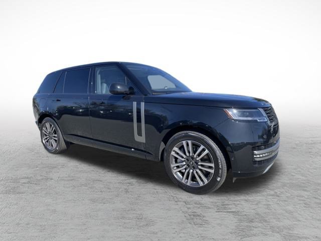 2025 Land Rover Range Rover SE photo 3