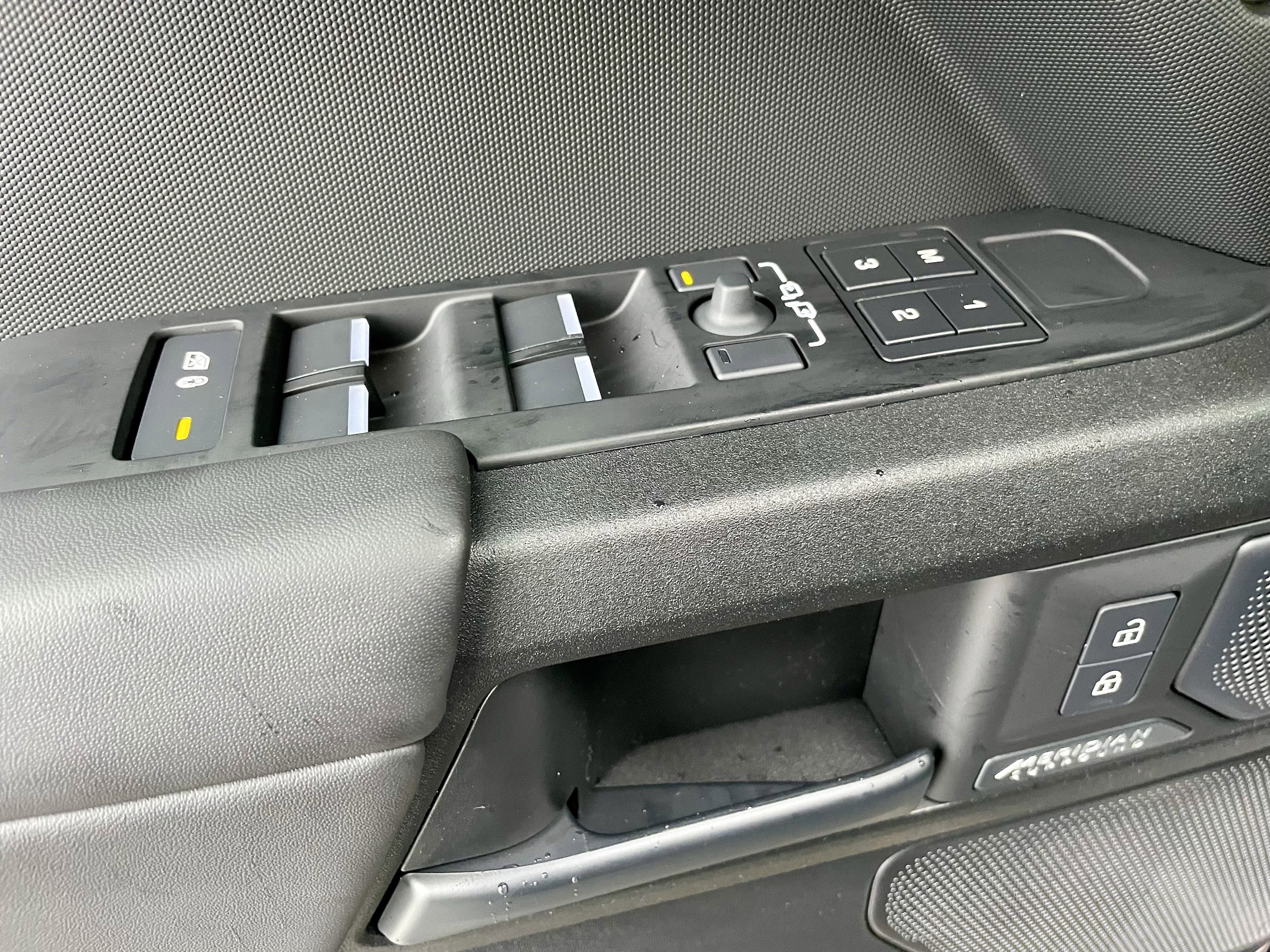 2026 Land Rover Defender OCTA Black - Photo 10